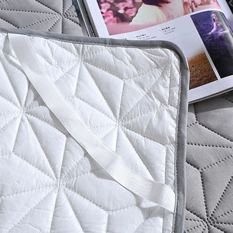 Sandwich Cotton Quilted Waterproof Bed Pad Elderly and Children Bed Protectors Pads Non-slip Anti Dust Skin-friendly Bed Cover